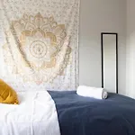 Lägenhet Comfortable Home Sleeps 12 Near Downtown