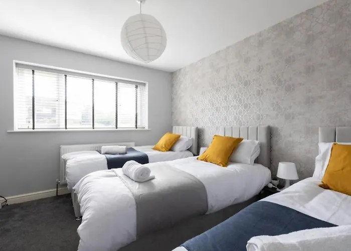 Modern Contractor Fits 10 Close To Centre Leeds (West Yorkshire)