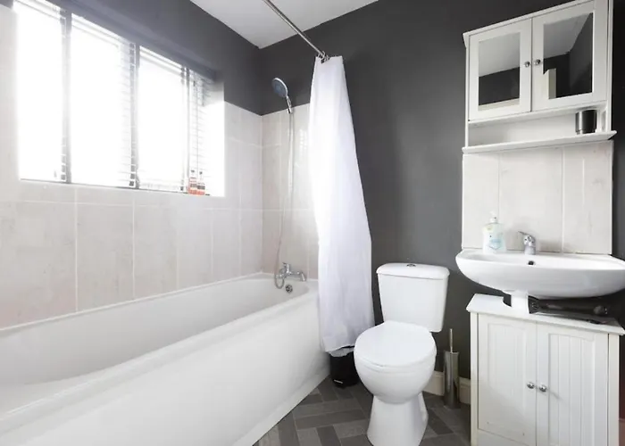 Modern Contractor Fits 10 Close To Centre * Leeds (West Yorkshire)