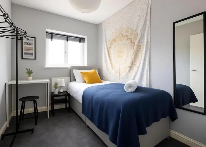 Modern Contractor Fits 10 Close To Centre Daire