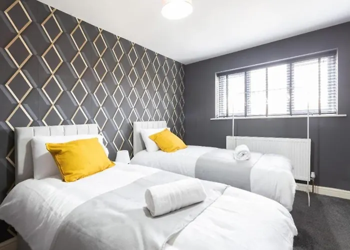 Modern Contractor Fits 10 Close To Centre *