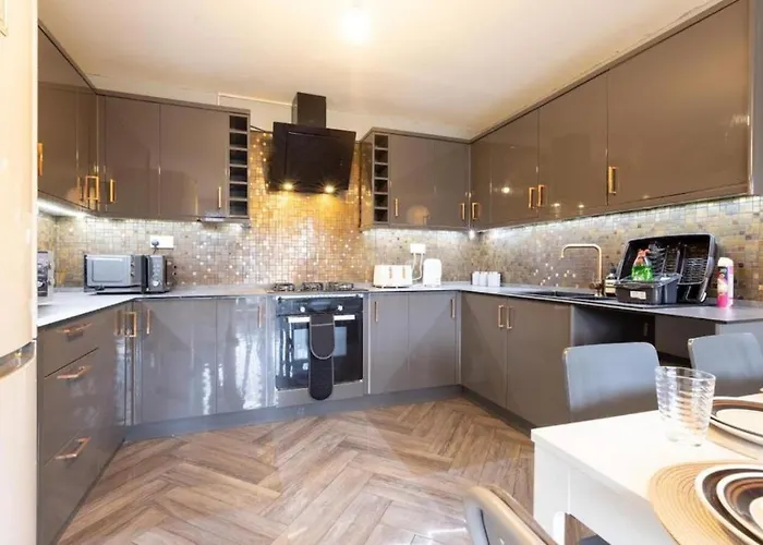 Modern Contractor Fits 10 Close To Centre Daire