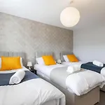 Apartment Spaciously Designed Fits 10 Close To Centre *