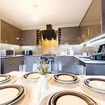 Spaciously Designed Fits 10 Close To Centre Apartment *