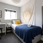 Spaciously Designed Fits 10 Close To Centre Apartment