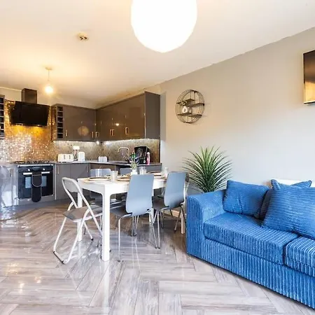 Modern Contractor Fits 10 Close To Centre Apartment *