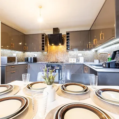 Apartment Modern Contractor Fits 10 Close To Centre *