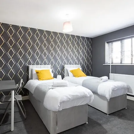 Modern Contractor Fits 10 Close To Centre * Leeds (West Yorkshire)