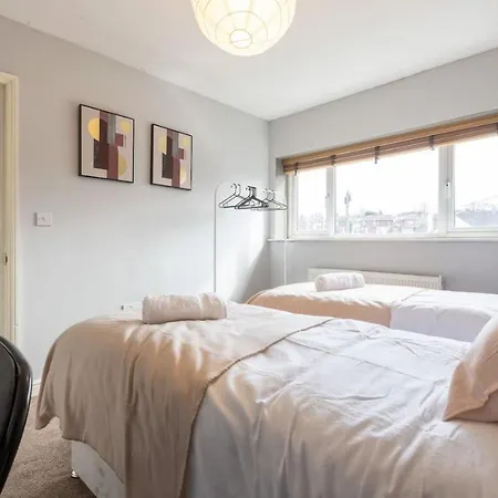 Apartment Modern Contractor Fits 10 Close To Centre Leeds (West Yorkshire)