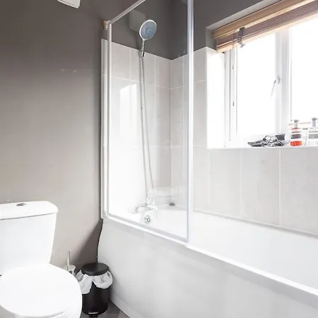 Modern Contractor Fits 10 Close To Centre Apartment *