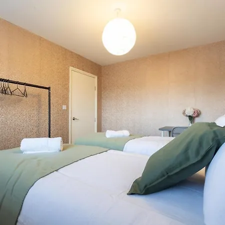 Modern Contractor Fits 10 Close To Centre