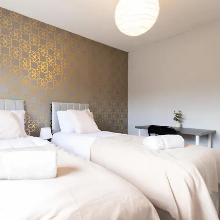 Modern Contractor Fits 10 Close To Centre *