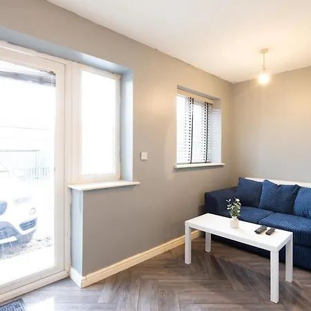 Modern Contractor Fits 10 Close To Centre Apartment