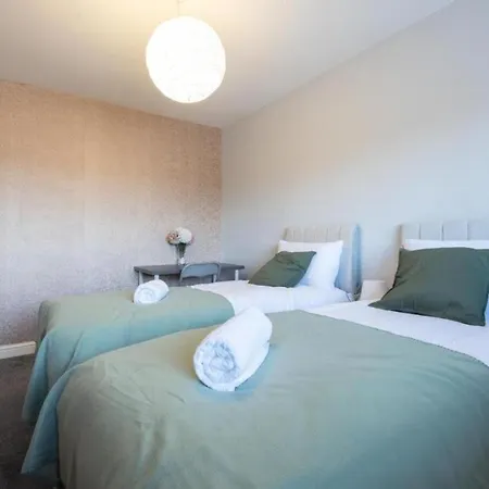 Modern Contractor Fits 10 Close To Centre *