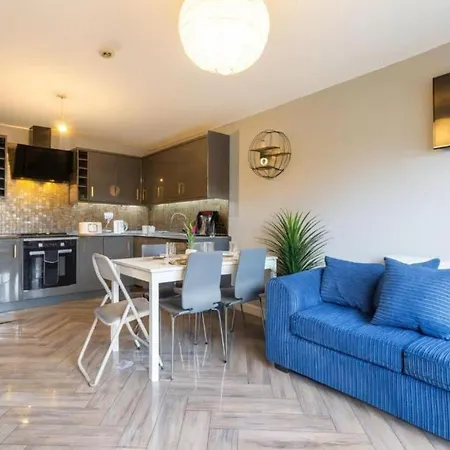 5br Sleeps 12, Family & Contractor 利兹