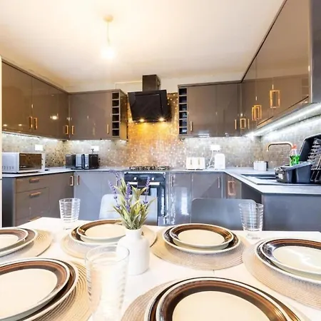 Modern Contractor Fits 10 Close To Centre Apartment *