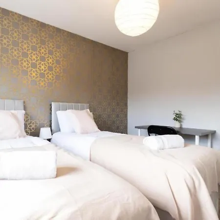 Modern Contractor Fits 10 Close To Centre *