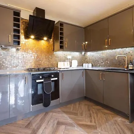 Modern Contractor Fits 10 Close To Centre *