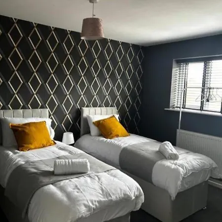 Modern Contractor Fits 10 Close To Centre *