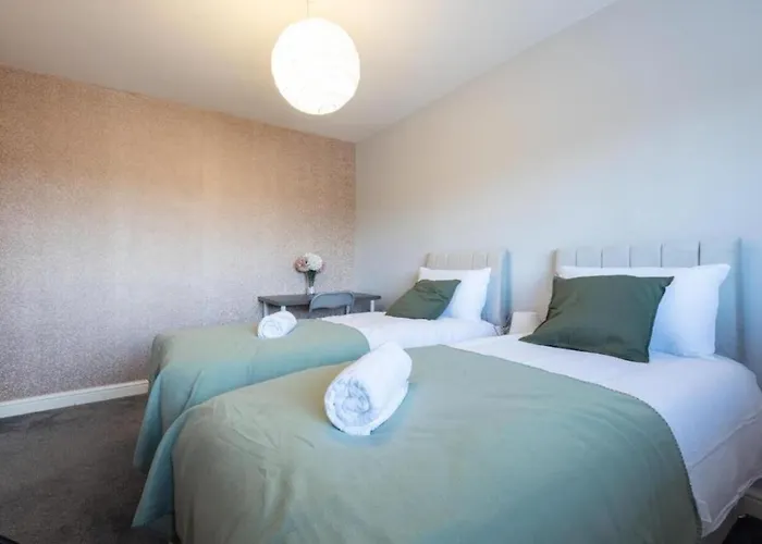 Modern Contractor Fits 10 Close To Centre *