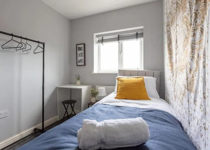 Modern Contractor Fits 10 Close To Centre Apartment *