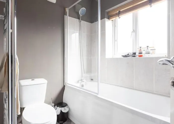 Modern Contractor Fits 10 Close To Centre Apartment Leeds (West Yorkshire)