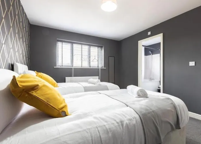 Modern Contractor Fits 10 Close To Centre *