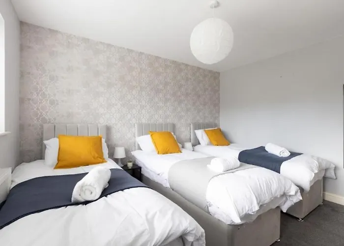 Modern Contractor Fits 10 Close To Centre * Leeds (West Yorkshire)