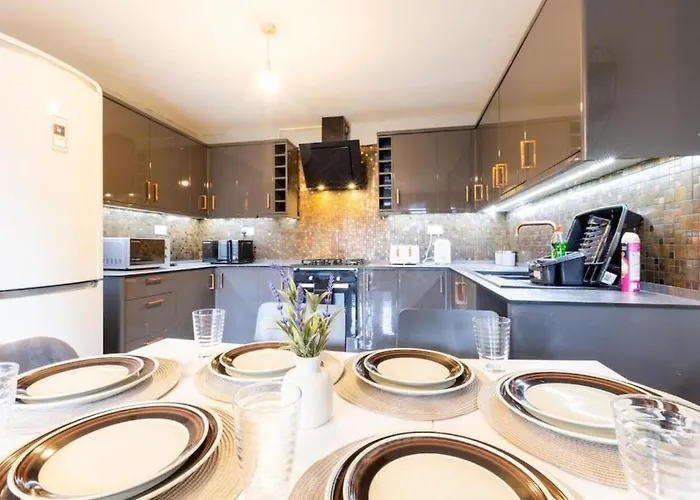 Modern Contractor Fits 10 Close To Centre Apartment *