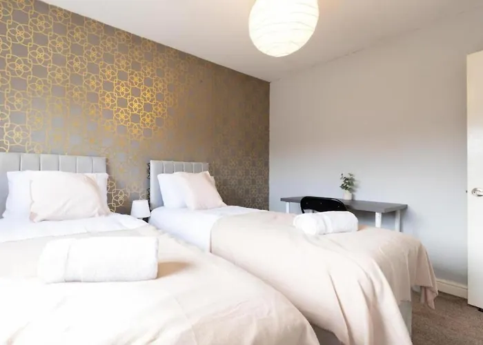 Modern Contractor Fits 10 Close To Centre *