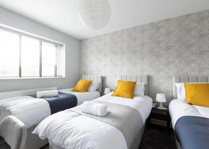 Modern Contractor Fits 10 Close To Centre * Leeds (West Yorkshire)