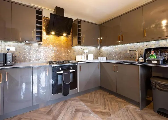 Modern Contractor Fits 10 Close To Centre *