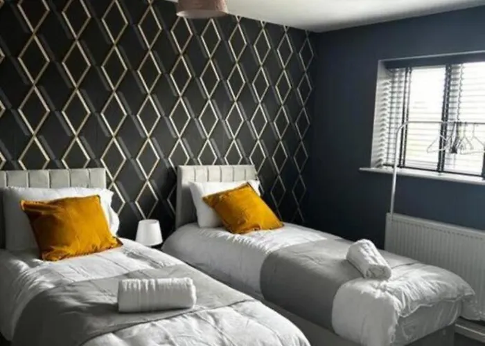 Modern Contractor Fits 10 Close To Centre *