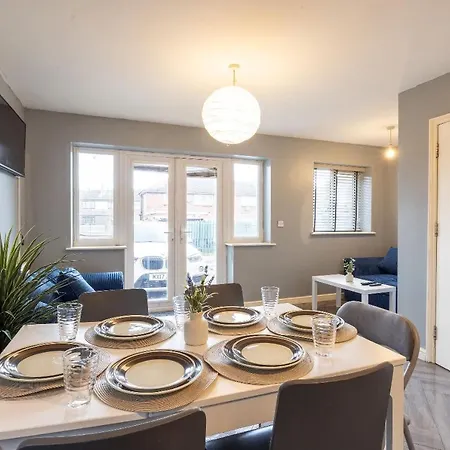 Modern Contractor Fits 10 Close To Centre *