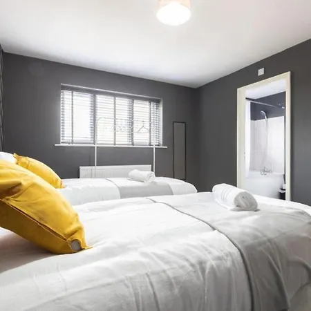 Modern Contractor Fits 10 Close To Centre *