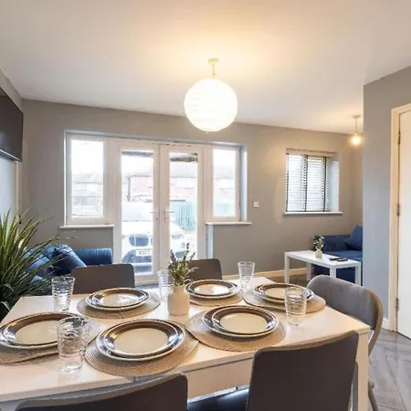 Modern Contractor Fits 10 Close To Centre 公寓